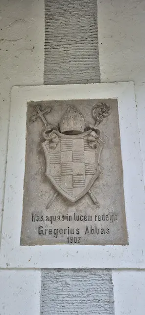 Das Stiftswappen am Kraftwerk St. Paul erinnert an die lange Geschichte der Anlage: Es wurde im Zuge des Baus des E-Werks eingraviert, das bereits zwischen 1904 und 1907 errichtet wurde. | Foto: Stift St. Paul