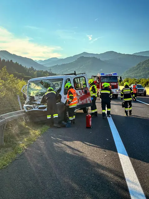 Einsatzkräfte stehen rund um einen verunfallten Klein-Lkw