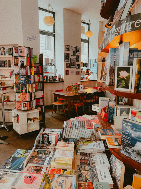 Zahlreiche Bücher laden zum Schmöckern ein.  | Foto: Café Phil