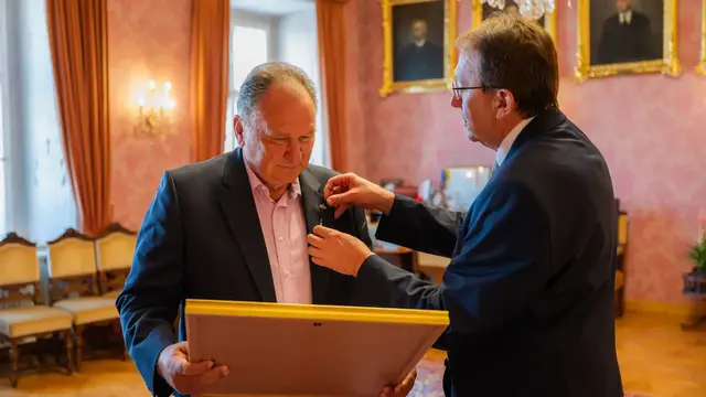 Bürgermeister Matthias Stadler verlieh Hotelier Wolfgang Mangold die Ehrennadel des St. Pöltner Rathauses. | Foto: Christian Krückel