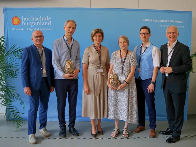 Die Keynote-Speaker Helga Kromp-Kolb und Tobias Pröll erhielten bei der internationalen Fachkonferenz handgefertigte Eulen der Lebenshilfe Hartberg.
 | Foto: Hochschule Burgenland
