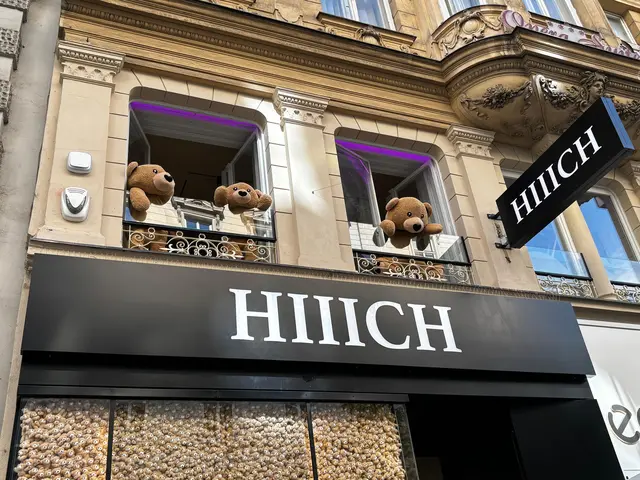 Mit dem "Hiiich" eröffnet Wiens erstes Teddycafé.  | Foto: Barbara Schuster/MeinBezirk