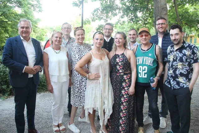 Katharina Straßer mit Band darunter Hanna Pichler (Violine, Gitarre, Gesang), Ricky Gold Bass, Bernhard Egger Drums,  Gerald Schuller. Keyboards (links). | Foto: treilaf