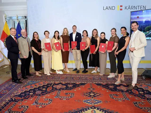 Anerkennungspreis FH Kärnten. Markus Steindl, FH-Prof. Klaus Wettl, , Sabine Fink-Lorber, Christina Kasser, Melanie Scheurer, Phillip Thaller, Rebecca Kardutsch, Flora Gödl,, Katrin Grillenberger, Claudia Grießner, FH-Prof. Eva Mir, LR Peter Reichmann (von links) | Foto: LPD Kärnten/Kuess