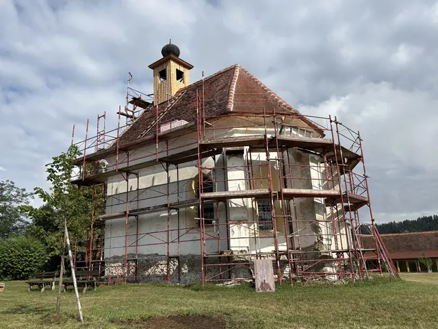 Derzeit eingerüstet: Bis Ende August sollen die Arbeiten an der Außenfassade der St. Veit-Kapelle in Altenmarkt/Wies abgeschlossen sein. | Foto: MeinBezirk/Susanne Veronik