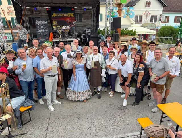 Die Vertreterinnen und Vertreter der Stadtgemeinde Kindberg sowie der Werbegemeinschaft erschienen beim Bieranstich in den traditionellen Zunftgewändern. | Foto: Stadtgemeinde Kindberg