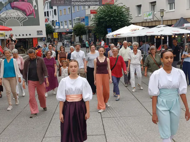 Teilnehmende üben mit sichtbarer Begeisterung barocke Schrittfolgen, angeleitet von zwei erfahrenen Tänzerinnen, die die historische Choreografie lebendig vermitteln. | Foto: Monika Hammerl
