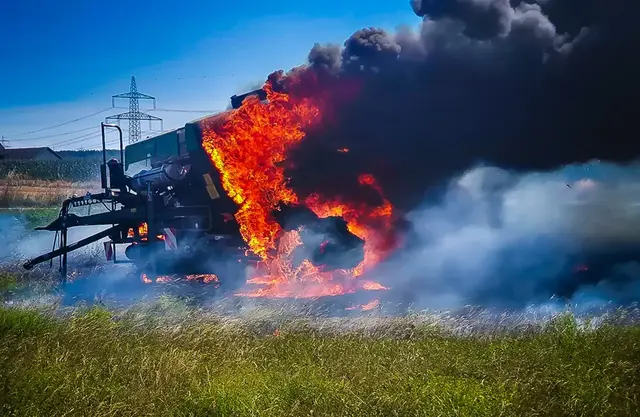 Die Feuerwehren Burgkirchen und Aching wurden zu dem Brand gerufen. | Foto: Daniel Scharinger