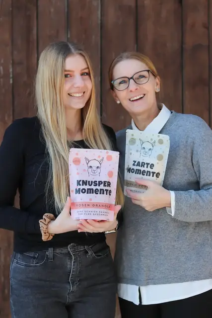 Lara (links) und Martina Enthammer stellen seit fast einem Jahr Granola her.  | Foto: Enthammer
