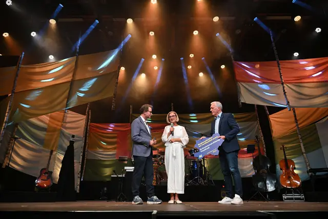 Eine Plakette für das Schrammel.Klang.Festival: Festivalleiter Zeno Stanek, Landeshauptfrau Johanna Mikl-Leitner und Kultur.Region.Niederösterreich-Geschäftsführer Martin Lammerhuber. | Foto: NLK Filzwieser
