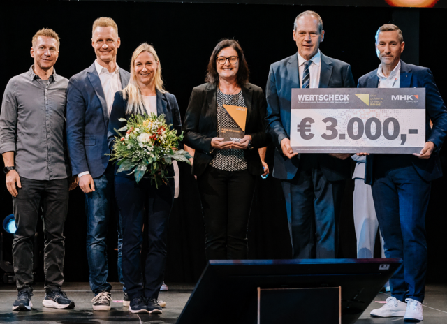 Silke und Manfred Eilmannsberger gewannen beim internationalen Branchentreffen der MHK-Spezialisten die Trophäe für die "Schönste Küche Österreichs". | Foto: MHK