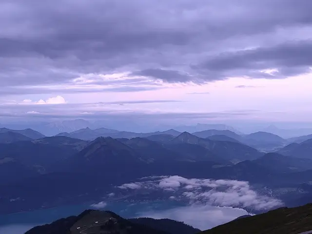 statt dem erwarteten Sonnenaufgang waren heute um 5 Uhr morgens am Schafberg zu sehen. War trotzdem schön!