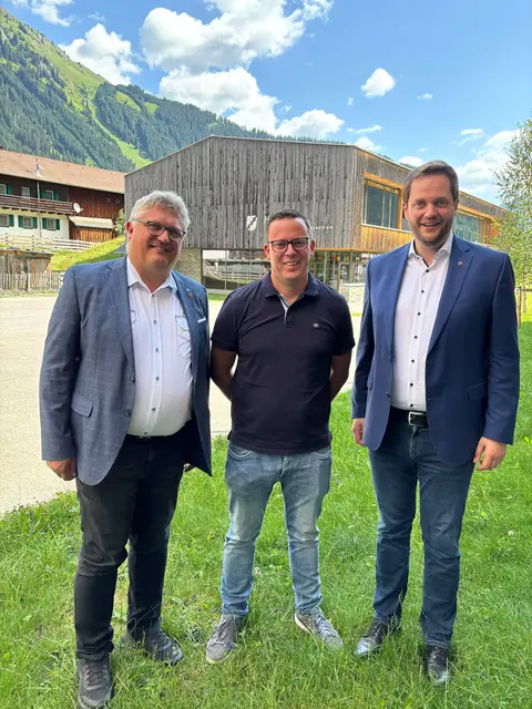 Simon Larcher (Mitte) übernahm die Obmannschaft im Planungsverband von Florian Klotz (re). Markus Sojer (li) bleibt Obmann-Stellvertreter. | Foto: PV Lechtal