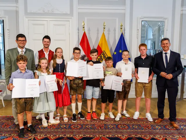 Die erfolgreichen Kärntner Harmonikaspielerinnen und -spieler wurden im Spiegelsaal der Kärntner Landesregierung für ihre herausragenden Leistungen bei den Staats- und Weltmeisterschaften geehrt. | Foto: LPD Kärnten/ Jannach