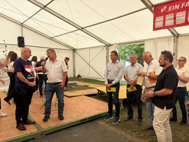 Auch die Gemeindevertreter gratulieren Pfarrer Zdravko Gasparic | Foto: BKB