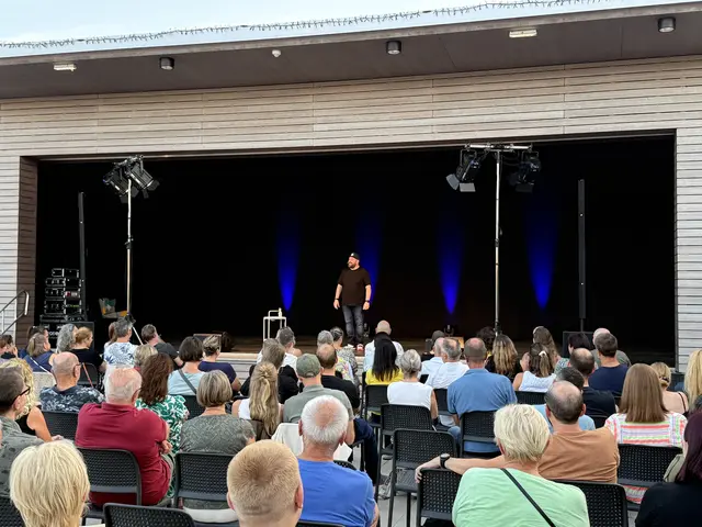 Michael Bauer aka Heidelbeerhugo präsentierte sein neues Kabarett-Programm im Obergeschoss des GEZ West.  | Foto: GEZ west