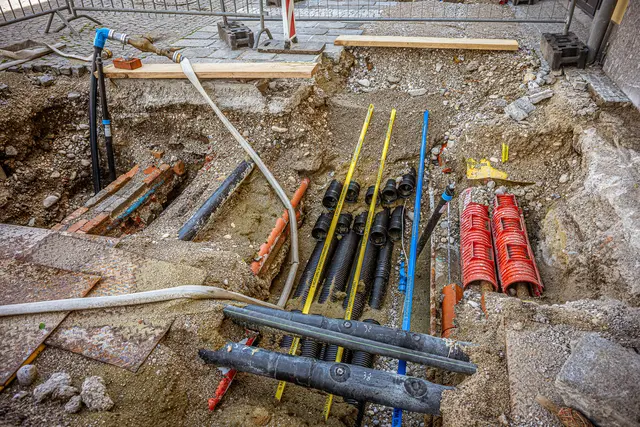 Die Bauarbeiten am Welser KJ sind im vollen Gange und verlaufen planmäßig – dennoch gibt es Hinweise für Anrainer und Verkehr. | Foto: Stadt Wels