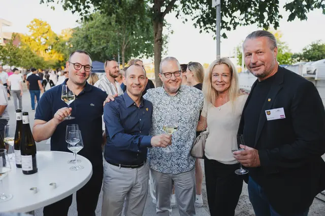 Beim 43. Böblinger Stadtfest: Lukas Rosengrün (Bürgermeister von Böblingens Nachbargemeinde Ehningen), der Böblinger Oberbürgermeister Stefan Belz mit seinem Gatten Manuel Zimmerer sowie der Kremser Bürgermeister Peter Molnar mit seiner Gattin Katharina Furtenbach-Molnar. | Foto: Benjamin Knoblauch