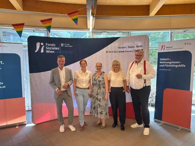 (v.l.n.r.) Roland Haller, FSW Obdach Geschäftsführer, Frauenstadträtin Elke Hanel-Torsch (SPÖ), Susanne Winkler, FSW Geschäftsführerin, Bezirksvorsteherin Stefanie Lamp (SPÖ), und Gesundheitsstadtrat Peter Hacker (SPÖ) bei der Eröffnung der neuen Einheit.  | Foto: Lukas Ipirotis/MeinBezirk