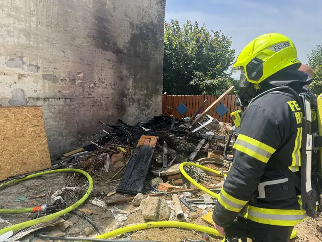 Auf einer Baustelle fing ein Müllhaufen an zu brennen. | Foto: Feuerwehr Mattersburg