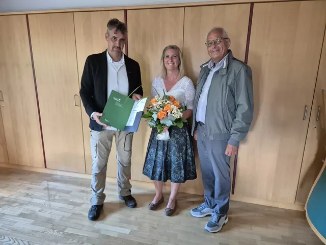 Am 2. Juli 2026 wurde in Weißpriach eine neue örtliche Salzburger Bildungswerkleiterin offiziell bestellt. Im Bild: Dagmar Moser mit Bürgermeister Stefan Palffy (li.) und SBW-Bezirksleiter Robert Grießner (re.). | Foto: SBW/Maria Zehner