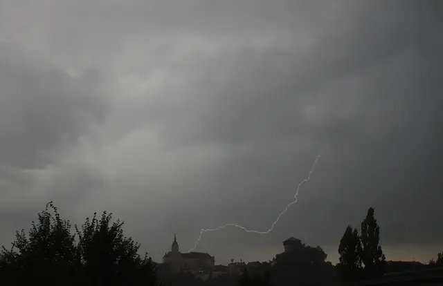 Ein gewaltiger Blitz über der Altstadt von Althofen um 20:40 Uhr  | Foto: Kurt Nöhmer