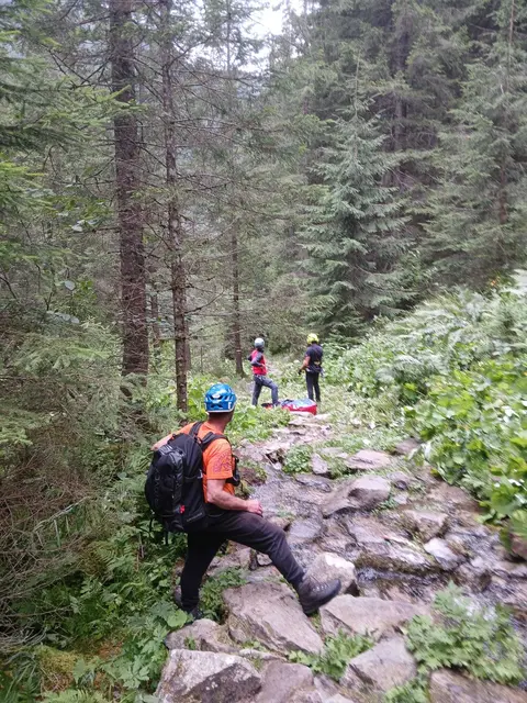 Die übrigen Mitglieder der Wandergruppe wurden von Peers und dem „RK-KIT-Team“ professionell betreut, um den Schock bestmöglich zu verarbeiten.  | Foto: Bergrettung Hüttschlag