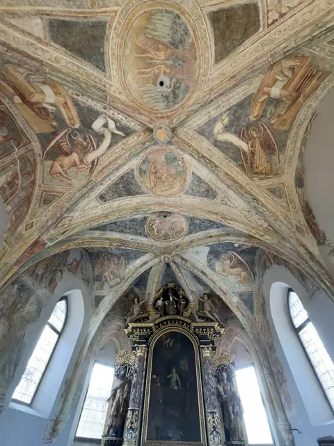 Die Fresken aus der Gotik im Inneren der St. Veit-Kapelle gilt es zu schützen. Der Hochaltar ist allerdings aus der Barockzeit | Foto: MeinBezirk/Susanne Veronik