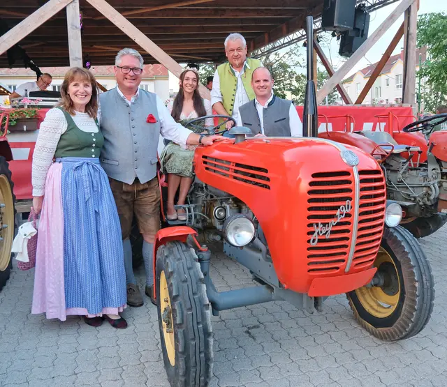 Die Promis und natürlich auch die Oldtimer-Traktoren durften bei der Eröffnung der Jaktobitage nicht fehlen – Mödlings Bürgermeisterin Silvia Drechsler, Hausherr und Ortschef Robert Weber, Weinprinzessin Celina I., Guntramsdorfs Vize Nikolaus Brenner sowie Klubobmann und Landtagsabgeordneter René Zonschitz.
 | Foto: Claudia Reisinger