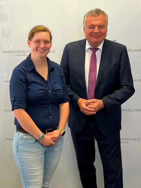 Landesrat Günther Steinkellner gratuliert Laura Kohlberger, die mit 1. September die Leitung der Betriebswerkstätten Linz (Ansfelden) und Gmunden (Ohlsdorf) übernimmt. | Foto: Land OÖ/Georg Pollak