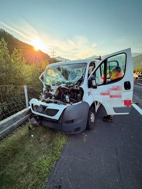 Ein Klein-Lkw ist gegen eine Leitschiene geprallt