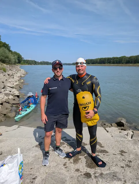 Patrick Aichberger von der FF Langacker-Hütting mit Extremschwimmer Joseph Heß.  | Foto: Patrick Aichberger