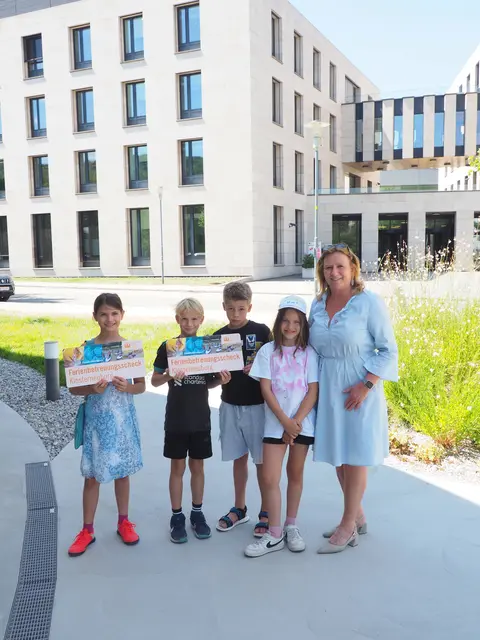 Vizebürgermeisterin und Familienstadträtin Maria T. Eder weist auf den Ferienbetreuungsscheck als Möglichkeit für Eltern mit schwächerem Einkommen hin. Er kann über das Jugendreferat bezogen werden. | Foto: Stadt Klosterneuburg / Brenner