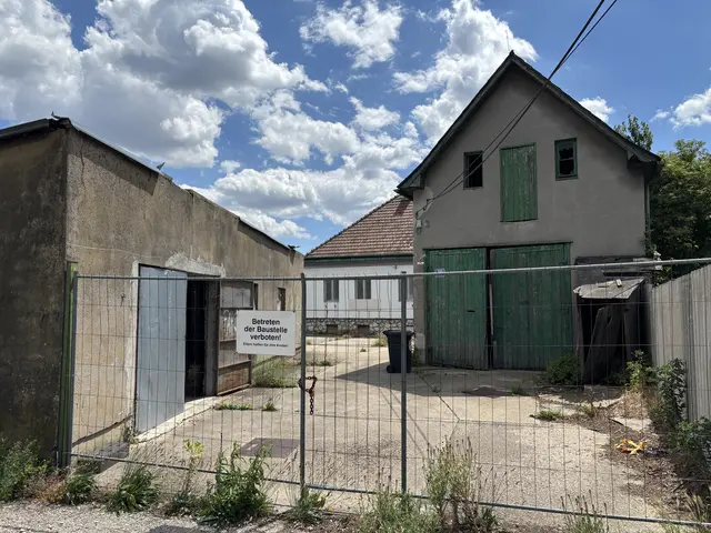 Unbefugte Personen in den leerstehenden Gebäuden im Seeschlachtweg 36 sorgen für schlaflose Nächte bei den Anrainerinnen und Anrainern.  | Foto: Luca Arztmann/MeinBezirk