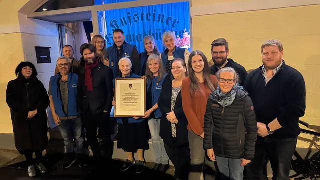 Fini Wildinger, Obmann Günther Rotleitner, Bezirksobmann Luchner Sebastian, Kulturreferent Klaus Reitberger, Denise Akcay, Obmann Stv. Benni Brandauer, Ehrenobfrau Gretel Buchauer, Kassier Stv. Claudia Mühlegger, Kassier Sonja Buchauer, Schriftführer Stv. Sabine Brandauer, Patricia Scheiber, Tamara Huber, Alex Schäfer, Sonja Förster und BGM Stv. Stefan Graf (v.l.). 

 | Foto: KHB Edit Stuefer