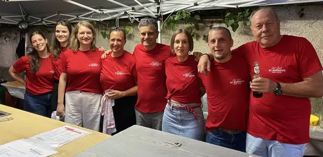 Viele engagierte HelferInnen in Schank, Küche, Bar, Kassa, bei Auf- und Abbau. | Foto: Gesa Buzanich