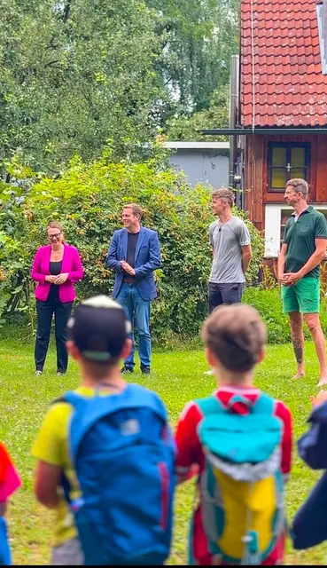 V.l.: Umweltstadträtin Eva Schobesberger (Grüne), Umweltlandesrat Stefan Kaineder (Grüne), Projektleiter Max Reisinger vom Klimabündnis OÖ,  Christoph Wiesmayr von der Klimaoase und die teilnehmenden Kinder bei der Exkursion im Linzer Hafenviertel.  | Foto: Stadt Linz