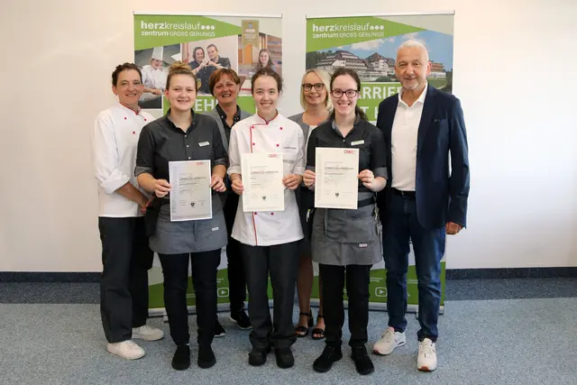 Renate Stadlhofer (Leiterin Küche), Anna Baumgartner, Andrea Dorr (Leiterin Service), Jennifer Katzenschlager, Karin Menhart (Mitarbeitermanagement), Jessica Katzenschlager und GF Fritz Weber (v.l.).
 | Foto: HKZ Groß Gerungs
