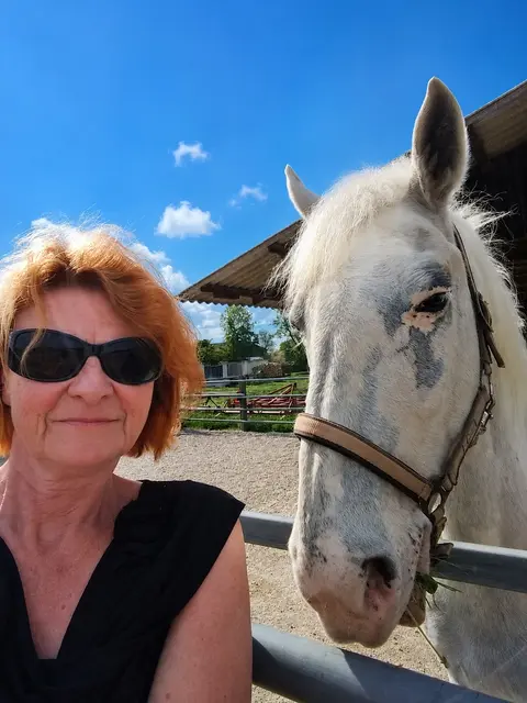 Mit den Tieren am Hof. | Foto: Privat