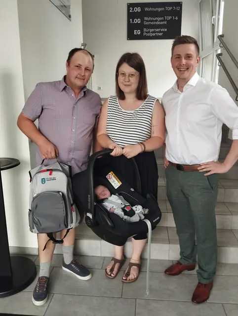 Die stolzen Eltern Julia Lorich und Klaus Eggenberger mit Magdalena sowie Bürgermeister Florian Hutter | Foto: Marktgemeinde Gastern