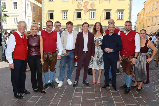 Bürgermeister Christian Scheider und Mitglieder des Klagenfurter Stadtsenates begrüßten im Rahmen des Kinder-Tanz- und Friedens-Festivals die internationalen Tänzerinnen und Tänzer am Alten Platz.  Für Vertreter aus der ungarischen Partnerstadt gab es Dank und Anerkennung. | Foto: StadtKommunikation / Buchner