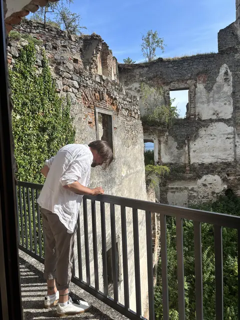 Stani auf Besichtigungstour in der Ruine. | Foto: Martina Schweller