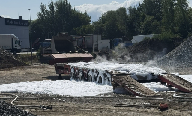 Der Anhänger eines Lkws stand am Schatterweg in Klagenfurt in Brand. | Foto: Freiwillige Feuerwehr Timenitz