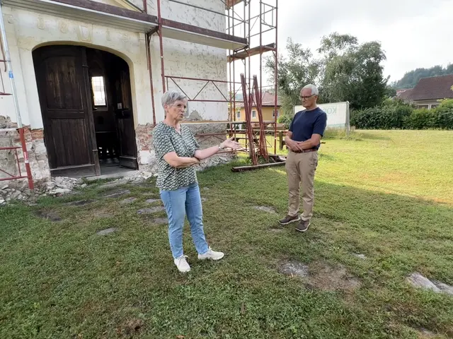 Veronika und Gert Spari setzen sich seit rund 20 Jahren ehrenamtlich für die St. Veit-Kapelle in Altenmarkt ein. | Foto: MeinBezirk/Susanne Veronik