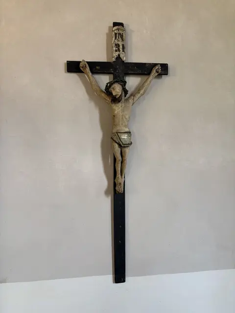 Das Kreuz links an der Innenwand der St. Veit-Kapelle | Foto: MeinBezirk/Susanne Veronik