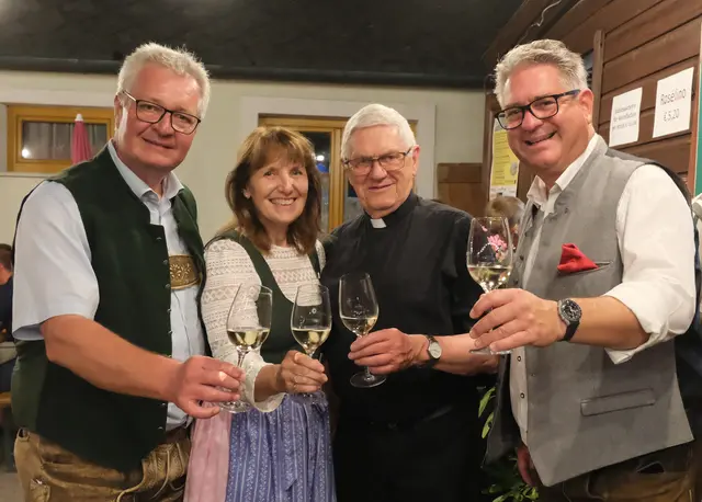 Zahlreiche Ehrengäste aus den Bezirken Mödling und Baden fanden sich  bei der Eröffnung der Jakobitage zur Achterlrunde ein – Landtagsabgeordneter und Pfaffstättens Ortschef Christoph Kainz, Mödlings Bürgermeisterin Silvia Drechsler, der beliebte Zisterzienser Pater aus Baden, Amadeus Hörschläger sowie Hausherr und Bürgermeister Robert Weber.   
 | Foto: Claudia Reisinger