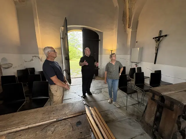 Pfarrer Markus Lehr bei seinen Ausführungen in der St. Vei-Kapelle, hier mit Veronika und Gert Spari. | Foto: MeinBezirk/Susanne Veronik