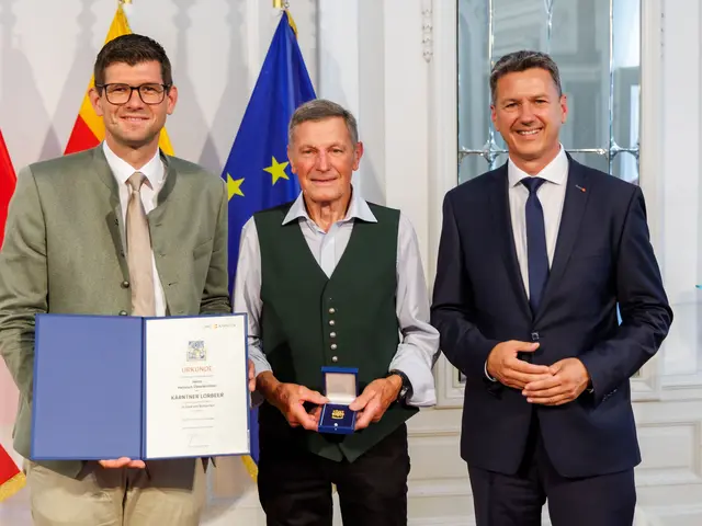 Heinrich Oberlechner mit seiner Auszeichnung.  | Foto: LPD Kärnten/ Jannach
