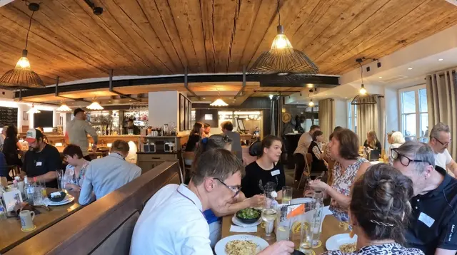 Besucher des ersten Inklusionsstammtischs in Seekirchen am Wallersee kommen miteinander ins Gespräch und genießen den gemeinsamen Abend. | Foto: Christian Angerer