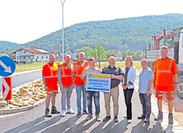 Wolfgang Schwarz und Patrick Wohlfahrt (beide Straßenmeisterei Neunkirchen ), Christian Holzgethan (Leiter der Straßenmeisterei Neunkirchen), LA Jürgen Handler, Peter Liebentritt (Vizebgm. Warth), Julia Krenn (Leiter-Stv. der NÖ Straßenbauabteilung Wr. Neustadt), Manfred Haider (NÖ Straßenbauabteilung Wr. Neustadt), Gerhard Stocker (Straßenmeisterei Neunkirchen).
  | Foto: Land NÖ, Schodl